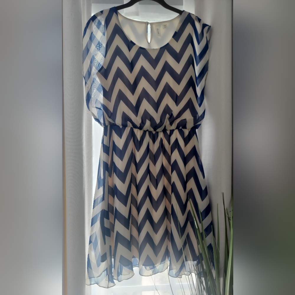 Chevron pattern knee length dress, Size M (petite)
